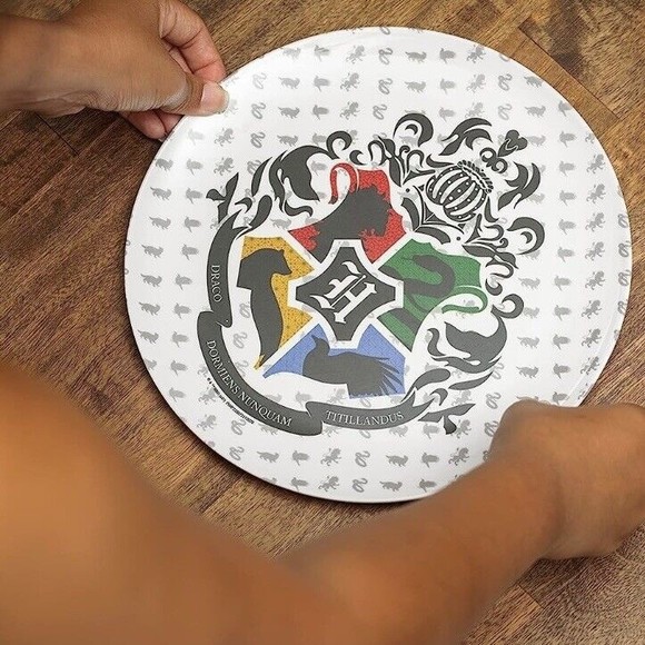 Harry Potter Melamine 10” Dinner Plates Hogwarts Crest Set Of 4 New - Picture 6 of 6